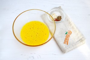 Ароматный домашний сыр с тмином и зеленью - фото шаг 3