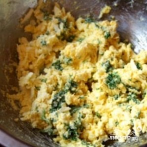 Яйца, фаршированные сыром и чесноком - фото шаг 2