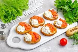 Брускетта с семгой