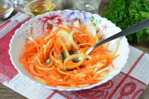 Морковь по-корейски с луком - фото шаг 8
