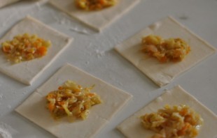 Пирожки из слоеного теста с капустой - фото шаг 2
