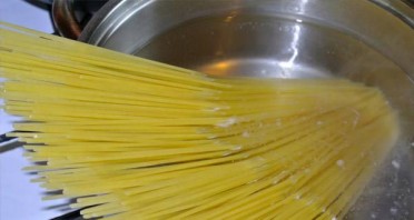 Спагетти с помидорами и фаршем - фото шаг 2