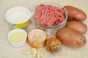 Картошка с тефтелями в сметанном соусе - фото шаг 1