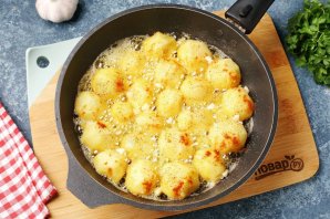 Жареная отварная картошка с сыром - фото шаг 3