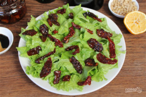 Салат с кедровыми орешками и вялеными помидорами - фото шаг 3