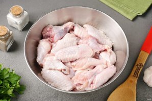 Куриные крылышки с чесноком и карри запечённые в духовке - фото шаг 2