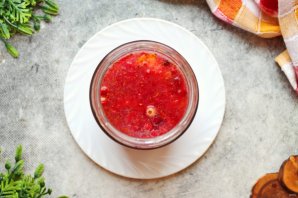 Клюквенная водка - фото шаг 7