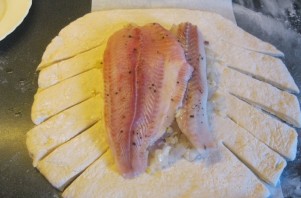 Пирог с рыбой и луком - фото шаг 5