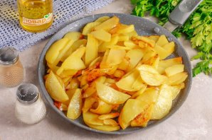 Жареная картошка с кальмарами на сковороде - фото шаг 5