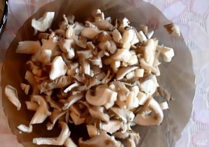 Кальмары, тушенные с грибами, луком и сыром - фото шаг 3