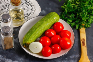 Теплый салат из кабачков и помидоров - фото шаг 1