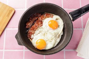 Яичница с беконом - фото шаг 5