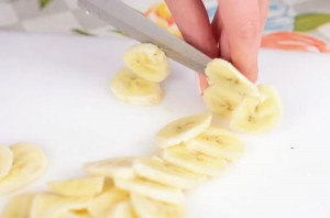 Банановые чипсы (сушеные бананы с корицей) - фото шаг 1