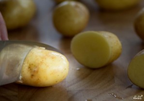 Картофель, запеченный с розмарином в духовке - фото шаг 1