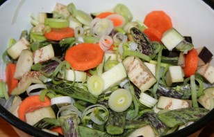 Говядина в горшочке с овощами - фото шаг 4