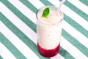 Молочный коктейль с ягодным сиропом - фото шаг 3