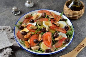 Вкусный салат с маринованными мидиями в рассоле - фото шаг 4
