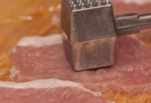 Эскалопы из свинины в духовке - фото шаг 2