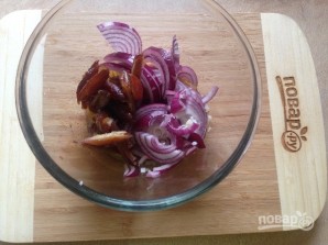 Салат из рукколы, лука и фиников - фото шаг 4