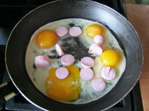 Яйца с сосиской - фото шаг 2
