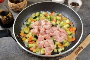 Фунчоза с курицей и замороженными овощами - фото шаг 4