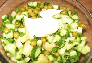 Простой салат с горошком - фото шаг 2