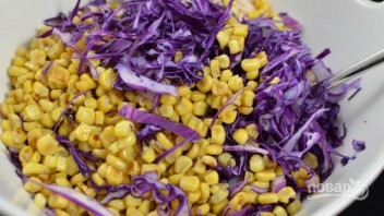 Салат из капусты и кукурузы - фото шаг 3