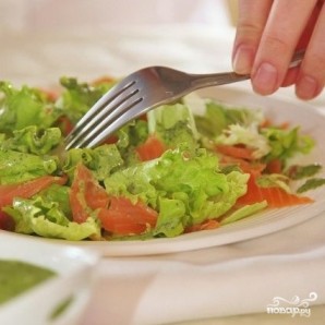 Зеленый салат с форелью - фото шаг 8