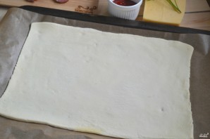 Пицца на слоеном тесте в духовке - фото шаг 3