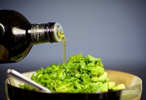 Салат с креветками, авокадо и кинзой - фото шаг 5