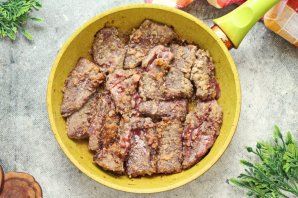 Говяжья печень, тушенная в сметане - фото шаг 5