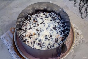 Салат с копченой курицей, черносливом и грецкими орехами - фото шаг 8