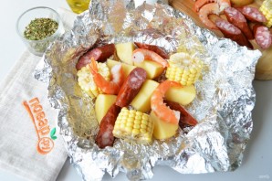 Креветки с картофелем и кукурузой в фольге - фото шаг 3