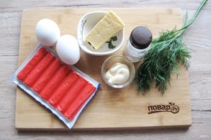 Яйца фаршированные крабовыми палочками и сыром - фото шаг 1
