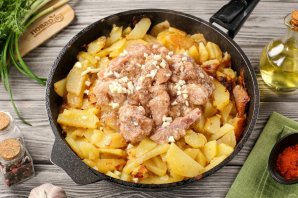Жареная картошка с тушёнкой на сковороде - фото шаг 4