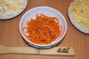 Салат "Восторг" с корейской морковкой - фото шаг 5