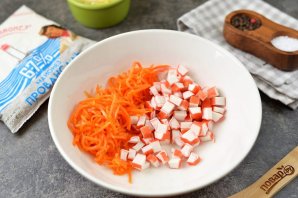 Салат из крабовых палочек, моркови по-корейски и сыра - фото шаг 2