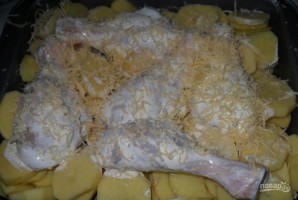 Куриные голени в сметане с картошкой - фото шаг 5