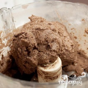 Шоколадные коржики с кремом и клубникой - фото шаг 3