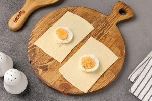 Закусочные слойки со шпротами, луком и яйцом - фото шаг 3
