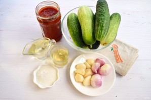 Салат из огурцов с томатным соусом - фото шаг 1