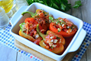 Перец фаршированный овощами в томатном соке - фото шаг 5