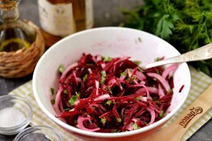 Салат из свеклы с маринованным луком - фото шаг 6