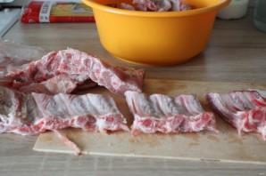 Лучший рецепт запеченных свиных рёбрышек с маринадом, аджикой и кетчупом - фото шаг 1