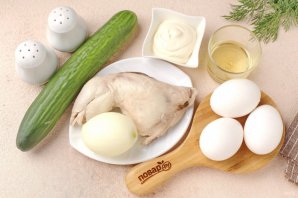 Салат с курицей, огурцом и яичными блинчиками - фото шаг 1