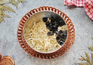 Куриные рулетики с грибами, маслинами и сыром - фото шаг 3