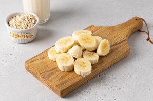 Молочный коктейль с бананом, мёдом и овсяными хлопьями - фото шаг 2