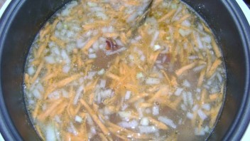 Гороховый суп с копчеными ребрышками в мультиварке - фото шаг 3