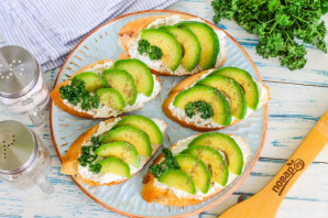 Бутерброды с авокадо и творожным сыром - фото шаг 5