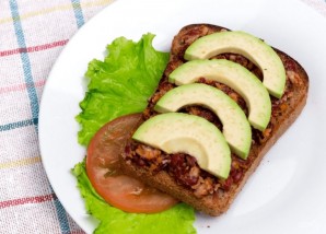 Сытный бутерброд с авокадо - фото шаг 3